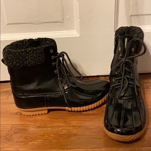 LIKE NEW Black fur lined snow/ rain booties